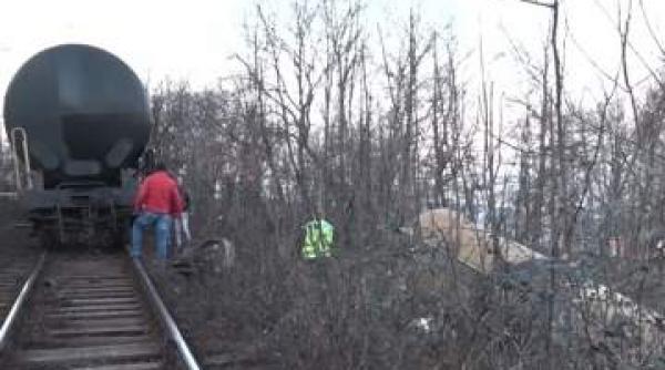 situatie incredibila un tren incarcat cu motorina a deraiat in mehedinti iar un vagon a cazut intr o rapa