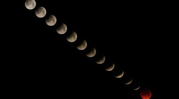 video super luna albastra sangerie spectacol uluitor pe cerul lumii