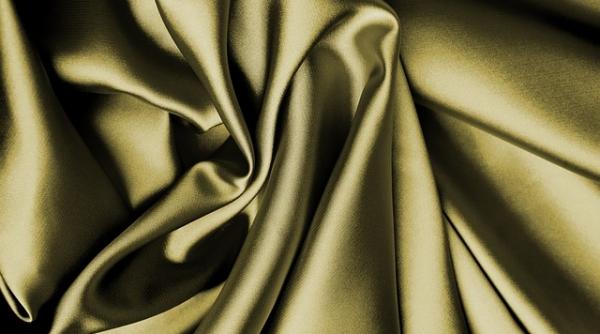 de ce matasea este rece si stralucitoare