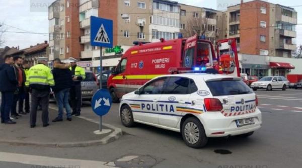 enervat ca va fi sanctionat un sofer din arad l a luat pe capota pe politistul care dorea sa l amemdeze