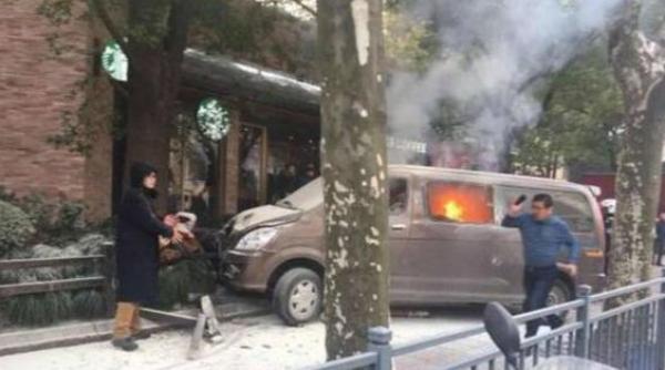 video o camioneta incarcata cu butelii cu gaz a intrat in pietonii aflati pe trotuar