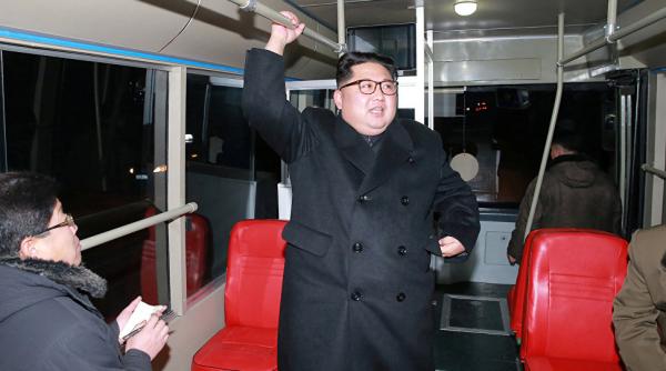 video coreea de nord kim jong un s a plimbat noaptea cu troleibuzul