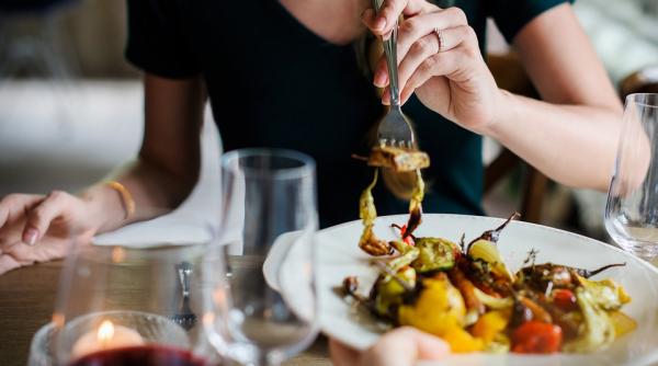 cei care mananca si beau cu mana stanga sunt demoni cine sustine acest lucru