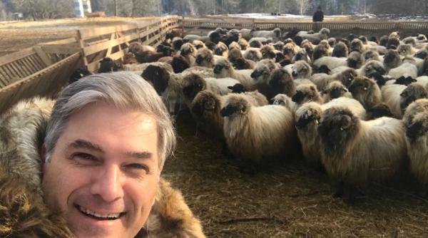 mircea radu intampinat cu oua incondeiate si placinte poale n brau in bucovina