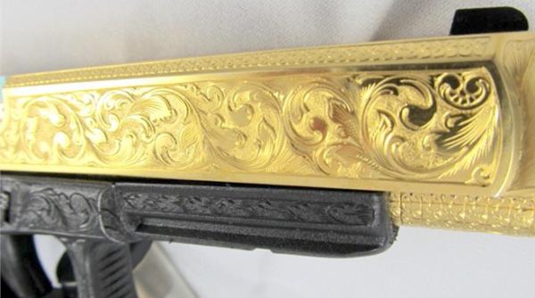 revolvere de aur cine le cumpara