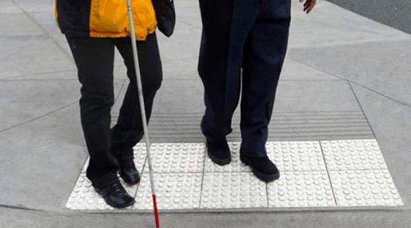 situatie revoltatoare intr un liceu din ploiesti un elev orb nu mai are voie sa intre in scoala impreuna cu insotitorul legal