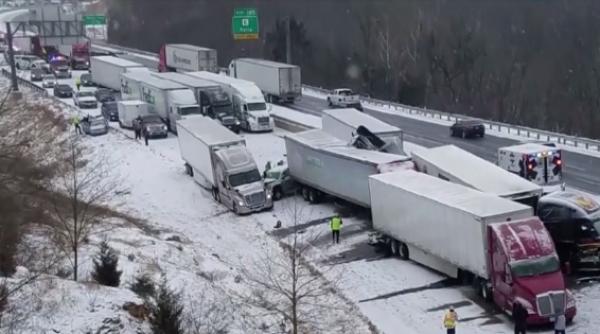 video incident devastator in sua 100 de autoturisme implicate intr un accident