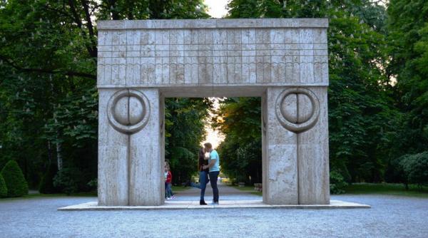 casatorii de dragobete la poarta sarutului si valentine s day la dracula