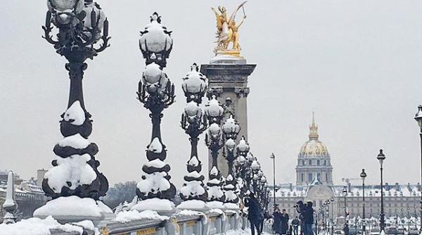 parisul sub nameti celebre monumente acoperite cu strat generos de zapada