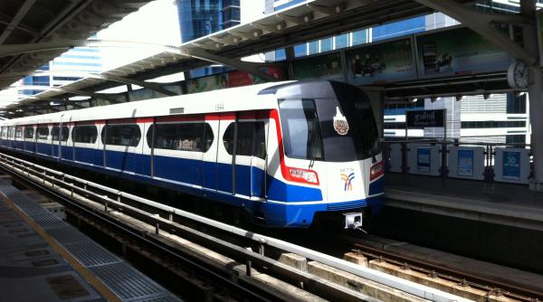 o femeie a fost lovita de tren in timp ce isi facea un selfie pe calea ferata