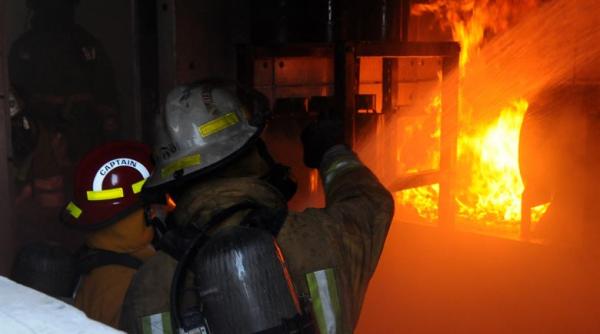 incendiu intr un bloc de garsoniere din targu neamt cel putin 200 de persoane au fost evacuate