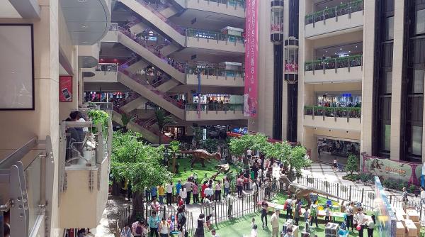 o femeie ucisa si 12 persoane ranite intr un atac cu cutit intr un mall din beijing