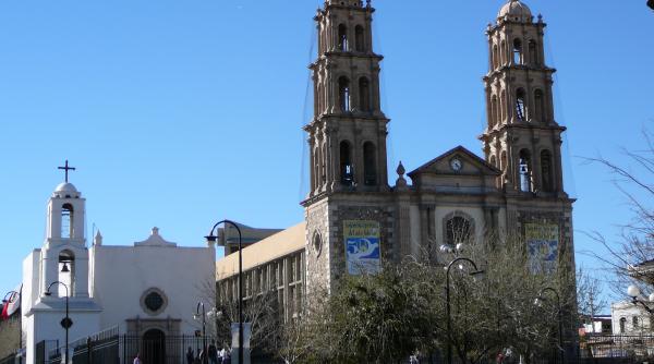 o statueta a fecioarei maria care plange atrage mii de credinciosi in mexic