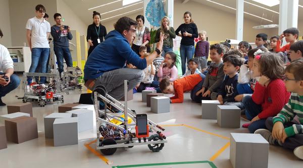 scoala americana internationala din bucuresti organizeaza o competitie internationala de robotica la care participa 130 de elevi din europa