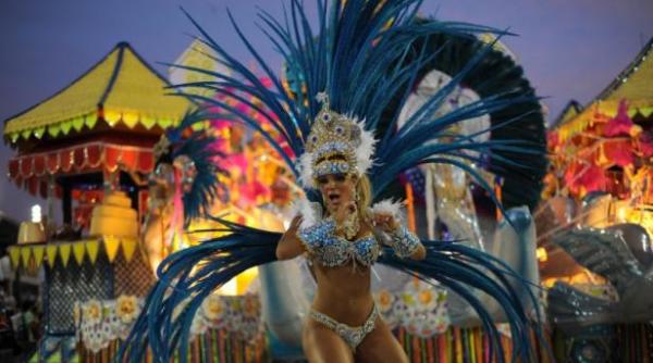 scolile de samba fac show la carnavalul de la rio