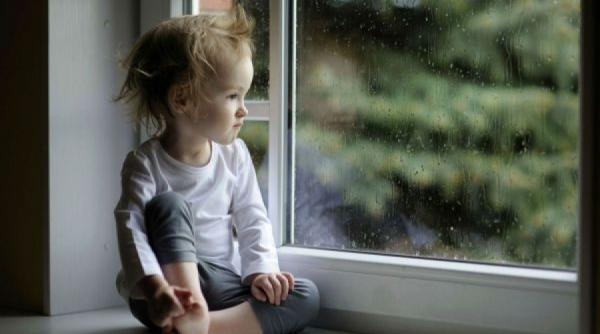 mii de romani plecati la munca si au lasat copiii singuri acasa