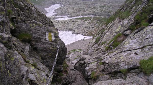 traseul strunga dracului este interzis permanent pentru turistii din muntii fagaras
