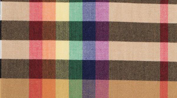 un tartan in culorile curcubeului creat de casa burberry in sprijinul comunitatii lgbt