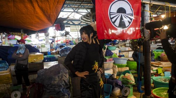 vedetele au facut autostopul si au mancat pe jos in casele localnicilor vietnamezi