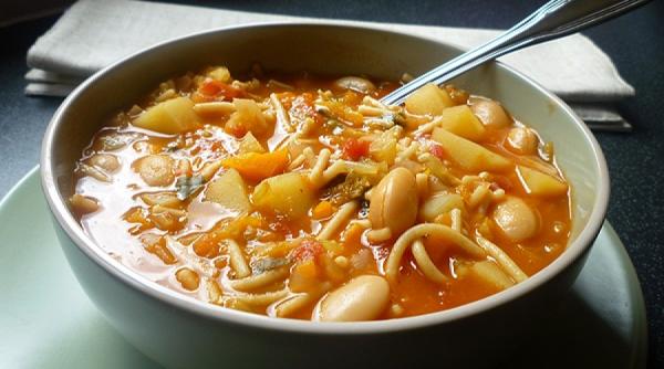 ciorba de fasole cu laste reteta de la ampoita