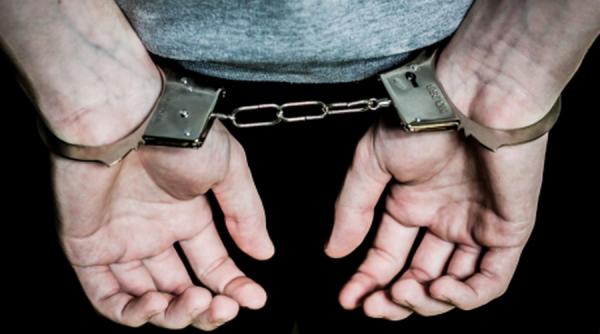 un pervers de 61 de ani arestat pentru pornografie infantila si act sexual cu un minor