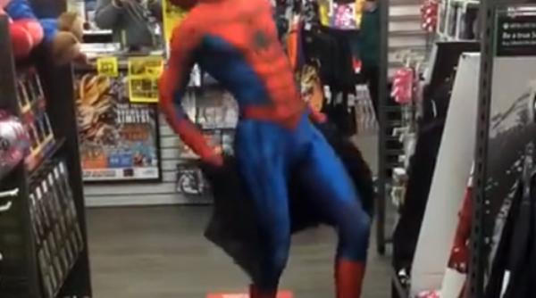 video spiderman prins dansand printre rafturile unui magazin