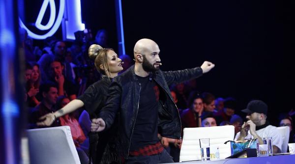 masaj la tample si dans metodele prin care delia isi relaxeaza colegii jurati la iumor