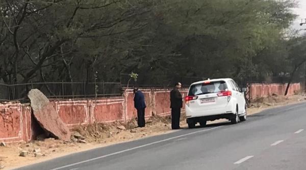 ministrul sanatatii din india fotografiat in timp ce isi facea nevoile pe strada