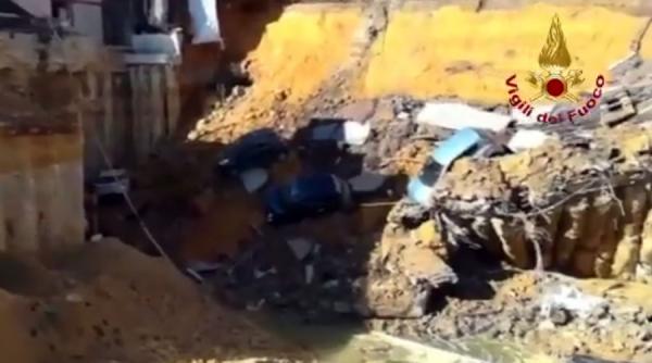 video 22 de familii evacuate dupa ce un crater urias a inghitit mai multe masini la roma