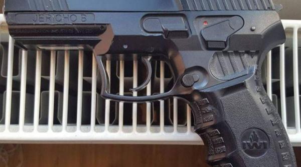 halucinant un adolescent din ineu a venit la scoala cu un pistol pentru a si impresiona iubita