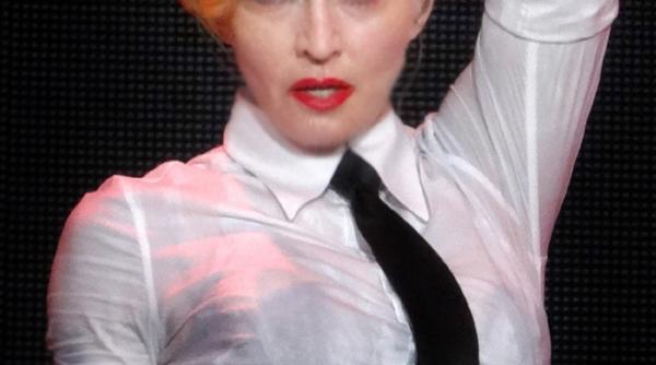 regina muzicii pop isi socheaza fanii