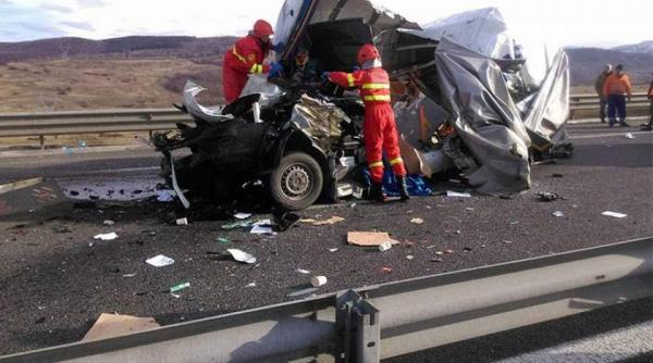 impact nimicitor pe autostrada a1 intre sibiu si sebes doua tir uri au spulberat o duba