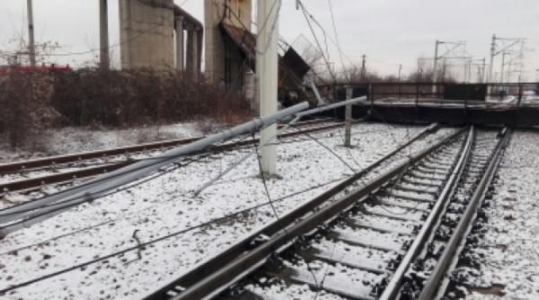 6 trenuri sunt blocate din cauza pasarelei prabusite langa ploiesti