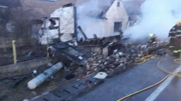 accident teribil in mures un tir cu ciocolata s a rasturnat pe e 60 si a luat foc incendiul extinzandu se la o casa