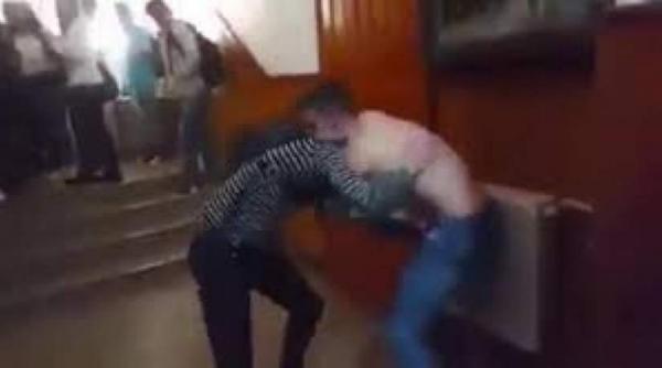 incredibil un elev din botosani este in stare grava la spital dupa ce a fost batut la scoala de un coleg in timpul orelor de curs