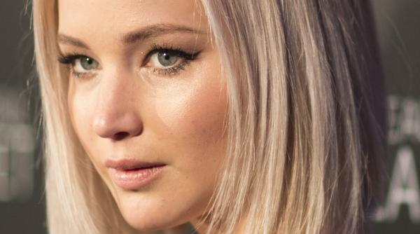 jennifer lawrence raspunde controverselor legate de rochia purtata