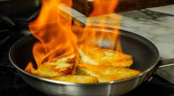 caz socant la galati un elev a ajuns in stare grava la spital dupa ce a turnat spirt peste branza si i a dat foc