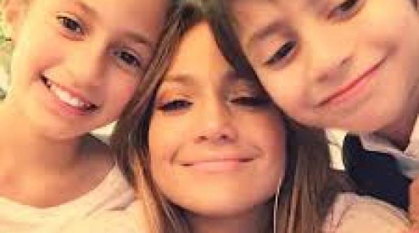 jennifer lopez le a urat la multi ani pe instagram gemenilor sai care au implinit 10 ani