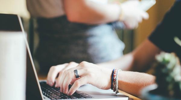 facebook google si twitter trebuie sa faca mai mult pentru a respecta pe deplin normele ue privind protectia consumatorilor