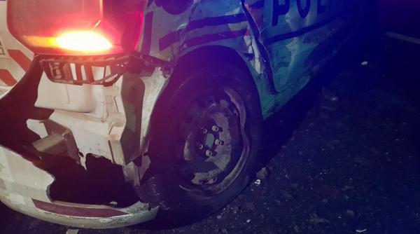 masina de politie lovita in trafic de un autoturism care circula cu viteza si era urmarit de un alt echipaj