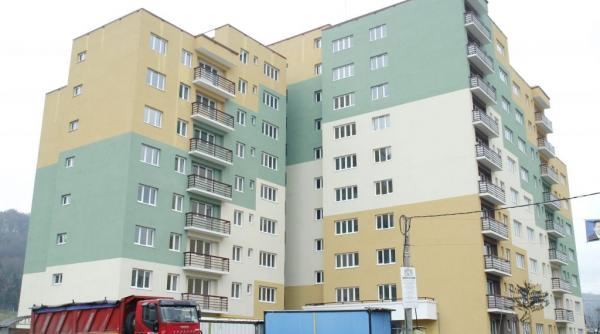 o fetita de 12 ani a murit dupa ce a cazut de la etajul 8