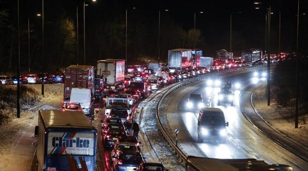 bestia din est aduce zapada si probleme de trafic in marea britanie