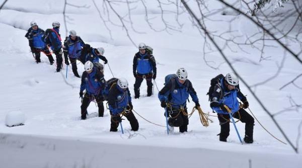 dambovita tanar din timis ratacit si blocat in nameti in bucegi ajutat de jandarmii montani