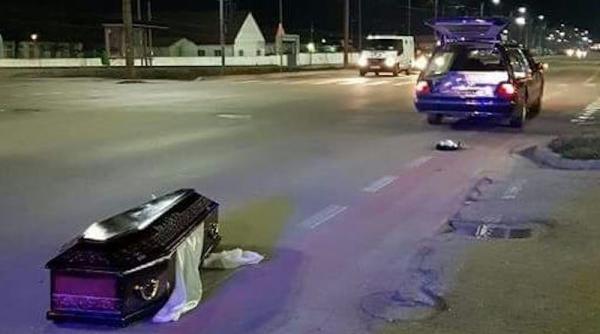 video foto o firma de pompe funebre si a pierdut un client pe drum