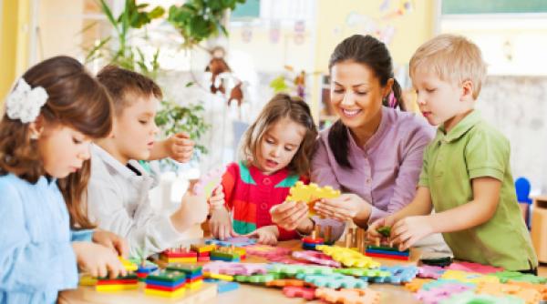 bucurestenii pot depune astazi cereri tipizate ca sa solicite prezenta unui supraveghetor pentru copii