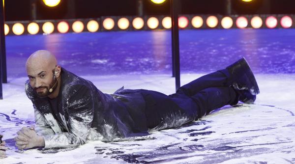 mihai bendeac acoperit cu un sac plin cu faina pe scena iumor