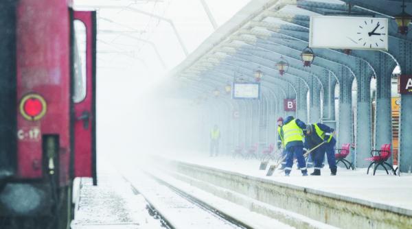 vremea rea a oprit 120 de trenuri