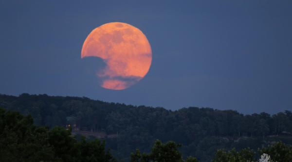 luna ar putea avea prima retea de comunicatii in 2019 ce va transmite imagini in direct pe pamant