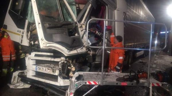 accident grav in timis un sofer de tir a intrat in plin in lama unui utilaj de deszapezire