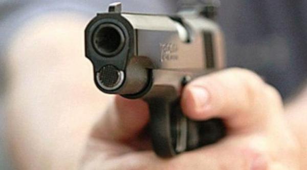 situatie incredibila in dolj un barbat a amenintat cu pistolul angajata unei agentii de pariuri din craiova iar apoi a fugit cu 7000 de lei